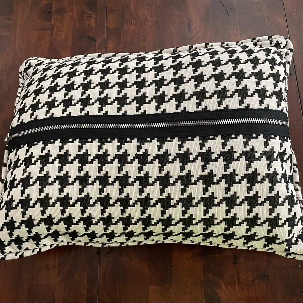 Hiend Accents Hamilton Houndstooth Pillow-NWOT
